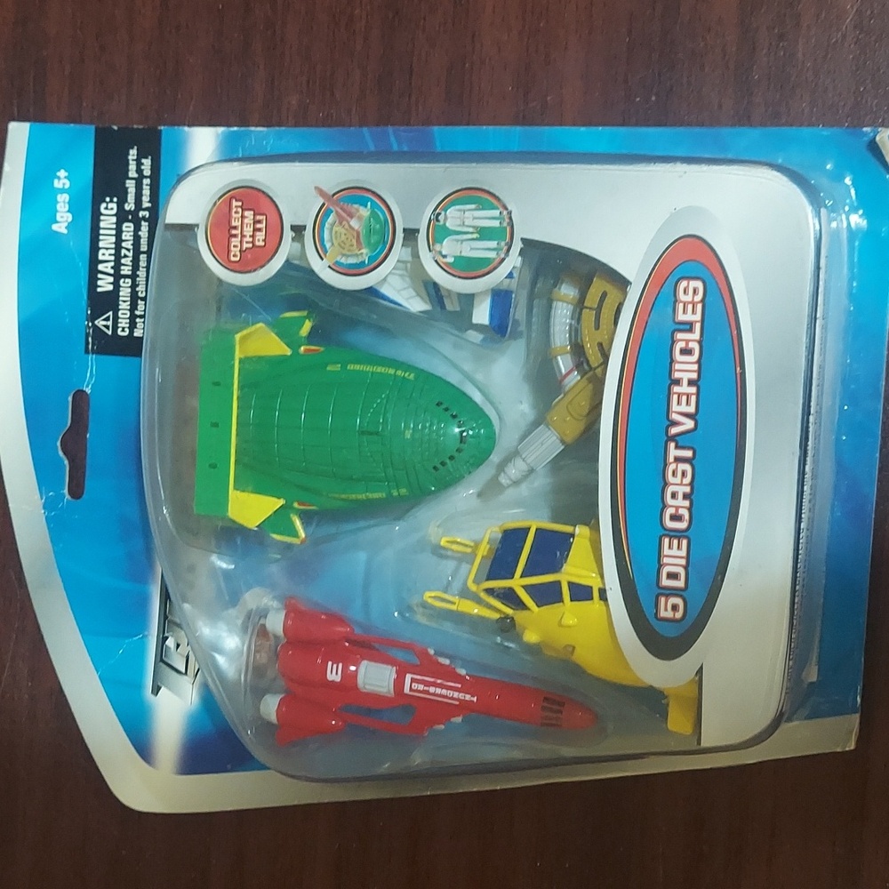 Thunderbird 5 die cast vechiles ages 5+ .New and sealed. Universal studios